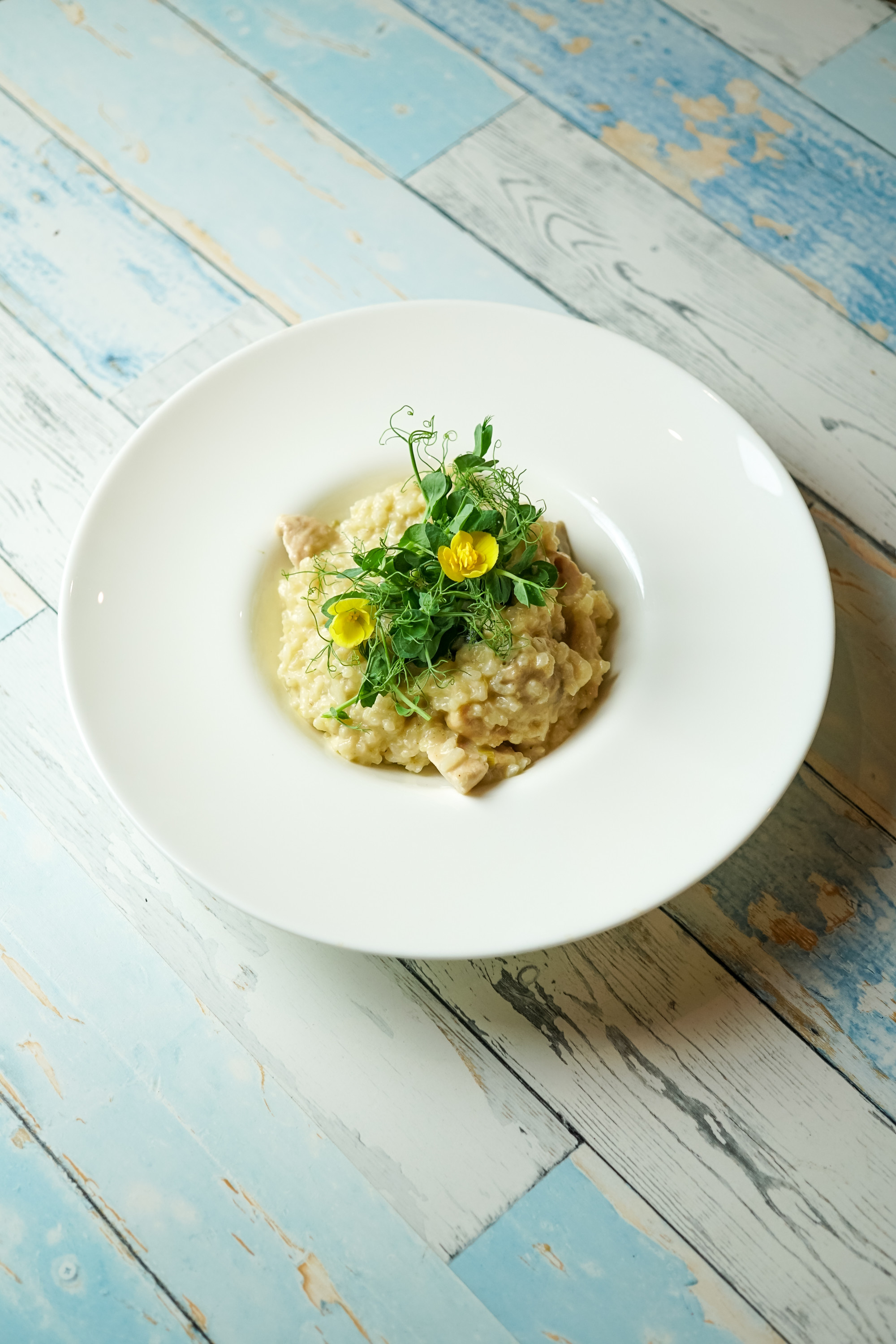 Porcja risotto z ziołami na talerzu